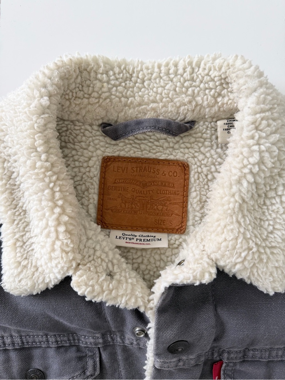 Levi’s Sherpa Lined Grey Corduroy Trucker Jacket Cozy Size S - Picture 3 of 13